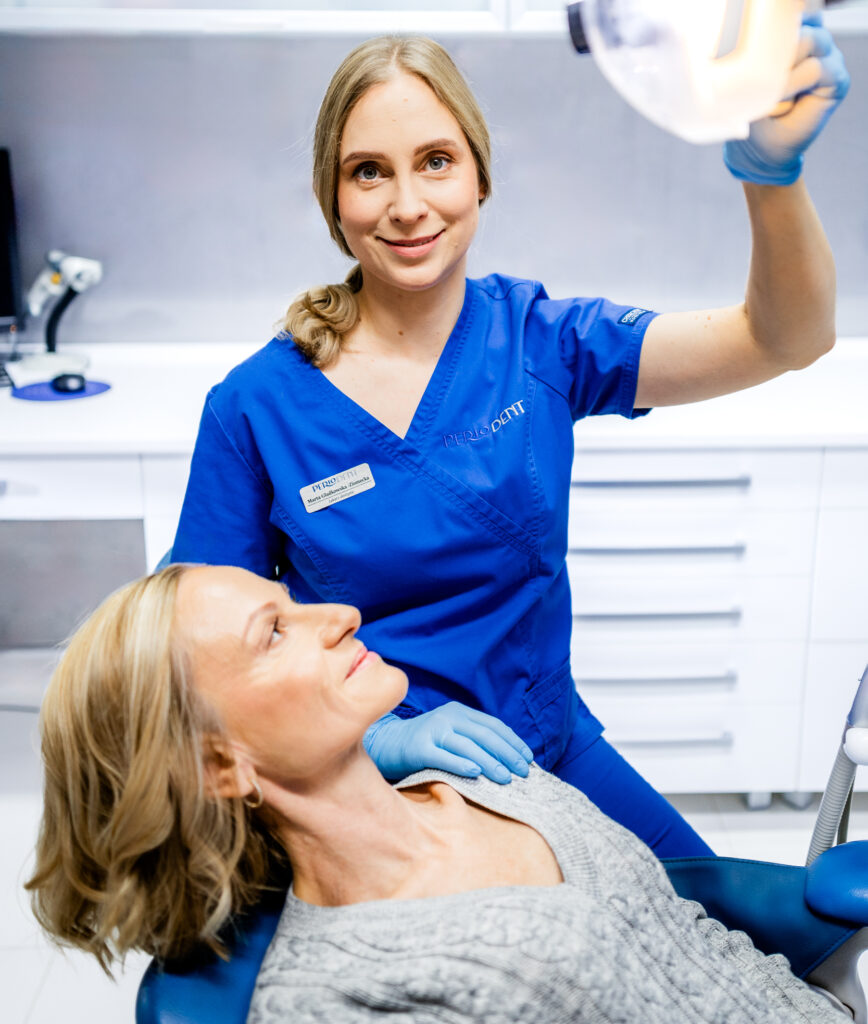 Zdjęcie przedstawia konsultację stomatologiczną