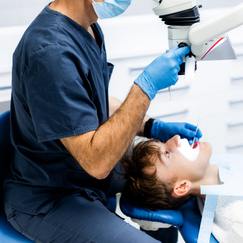 Zdjęcie przedstawia zabieg wycięcia zmiany