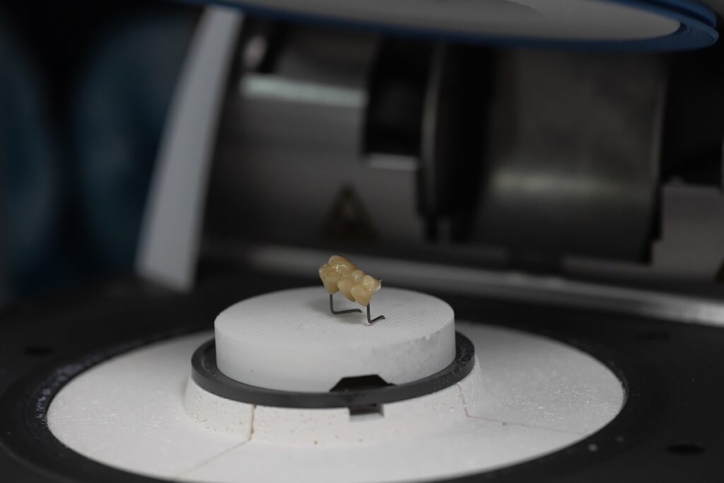 Zdjęcie przedstawia piec ceramiczny