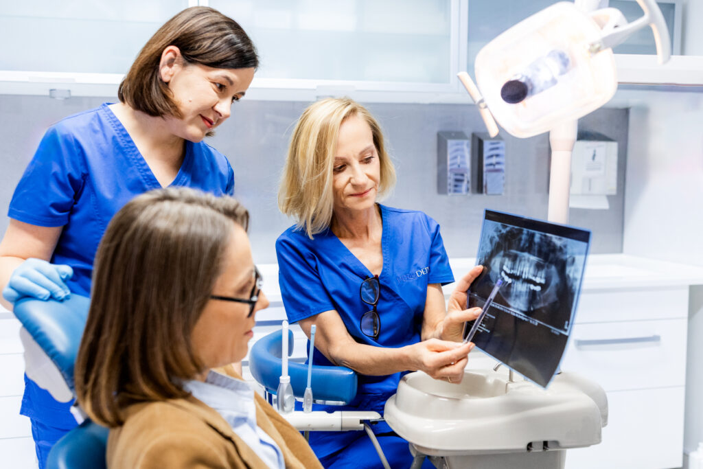 Zdjęcie przedstawia konsultację stomatologiczną